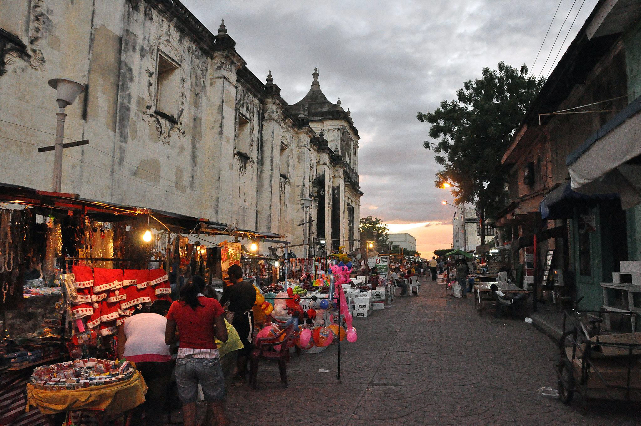 Street_in_Leon_Nicaragua_5.jpg